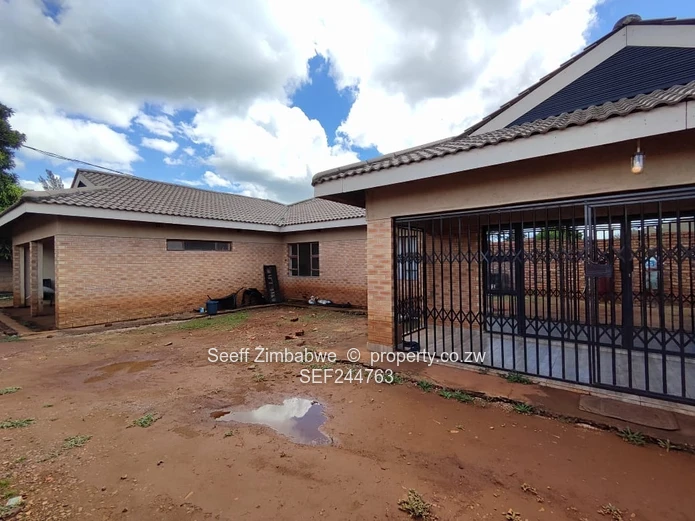 4 bed -House in Mahatshula