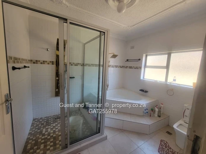 Glen Lorne | Spacious 6-Bedroom Family Home (Sole Mandate)
