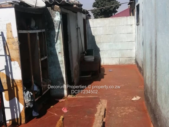 5-Bed Glen Norah B House — Secure Walled Yard (300m²)