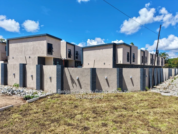 Modern 2-Bed Strathaven Duplex - Pool & Borehole