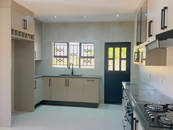 4 Bedroom Flat & Apartment
