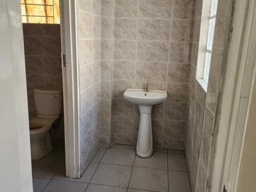 2 Bedroom Flat & Apartment