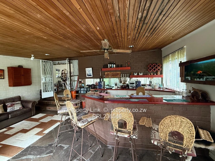 Beautifully Presented 4-Bed House, Pool & Garden