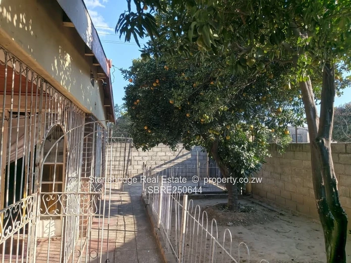 3 Bedroom House in Lobengula West For Rental