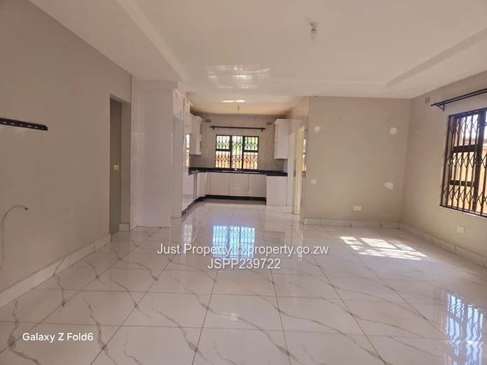 Modern 4-Bed Flat - Open Plan & Borehole in Gletwin Park