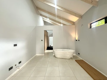 2 Bedroom Flat & Apartment