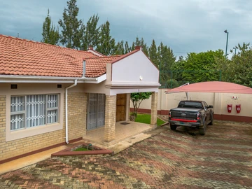 2 Bedroom Flat & Apartment