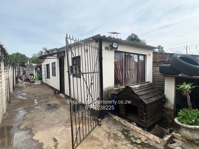 Mufakose Core House  with Title deeds  (Sole Mandate)