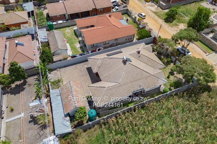 Charming Family Home In Zimre Park