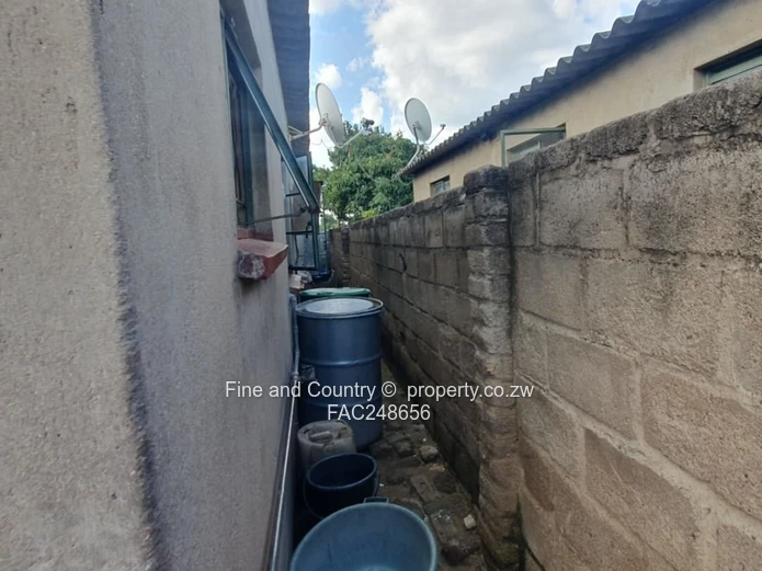 Four bedroom house for sale-Cowdray Park, Bulawayo