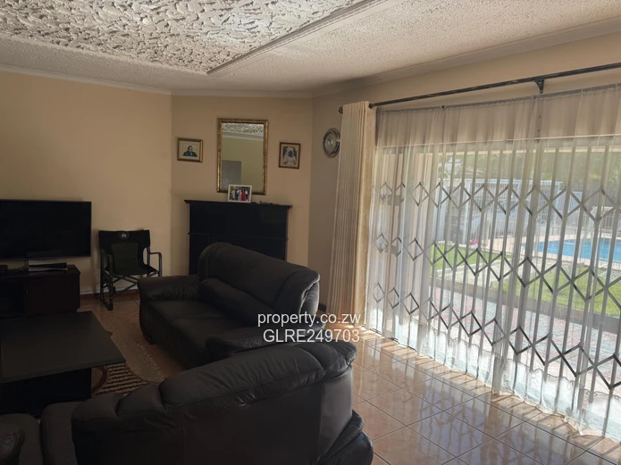 Luxurious 7-Bed Helensvale Home - 8 Baths & Borehole
