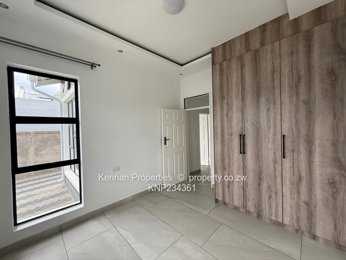 Modern Townhouse in secure Peakwood Village 