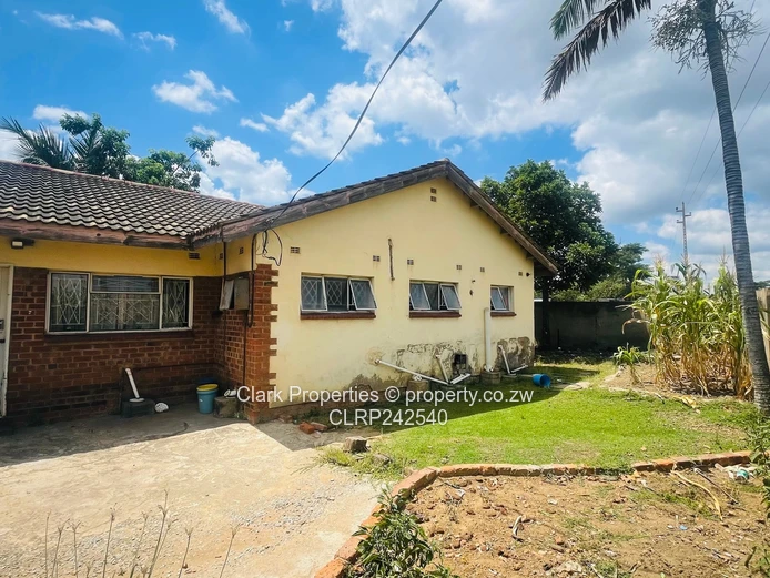 4-Bedroomed Fix-Me-Upper: A Great Investment (Sole Mandate)