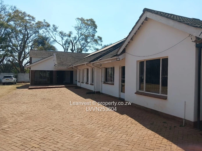 Vainona: 3-Bed Home on 4000m² with Pool & Borehole