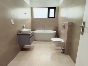 4 Bedroom Flat & Apartment