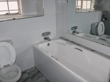 2 Bedroom Flat & Apartment