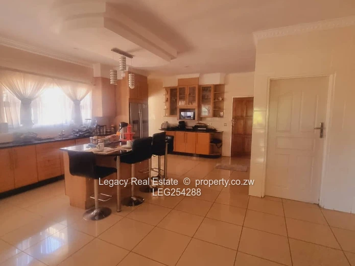 Borrowdale: Grand 9-Bed Residence on 4000m² with Borehole