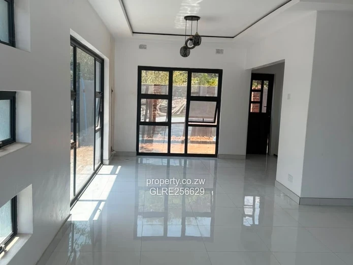Modern glass-front 4-bed flat in Hatfield with borehole