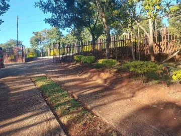 2500 square meter stand with cottage for sale in