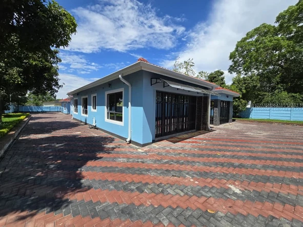 3 Bedroom Flat & Apartment