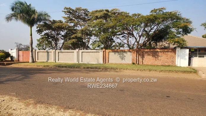 Large Tiled Lounge & Veranda — 5-Bed on 3,400m² (Sole Mandate)