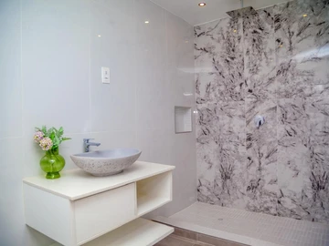 4 Bedroom Flat & Apartment