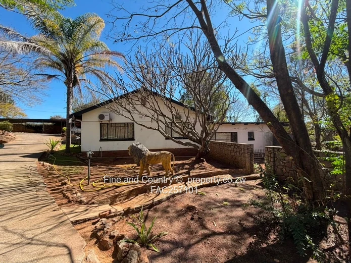Hillside 5-Bed Home in Brilliant Location
