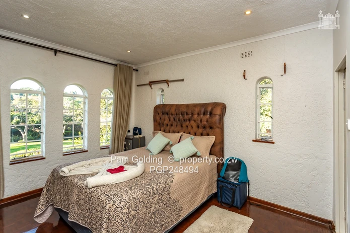6 Bedroom House With Excellent Water (Sole Mandate)
