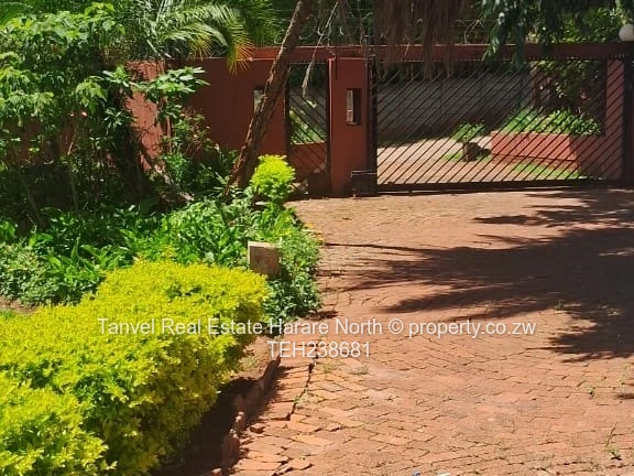 On offer for immediate occupation is this 2 bedrooms Apartment with own entrance and private space i