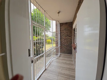 2 Bedroom Flat & Apartment