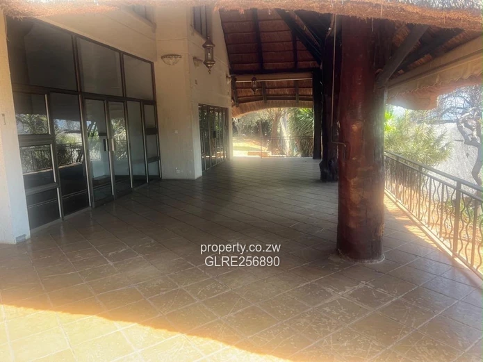 Borrowdale Brooke: Thatched 4-Bed Home with Panoramic Verandah