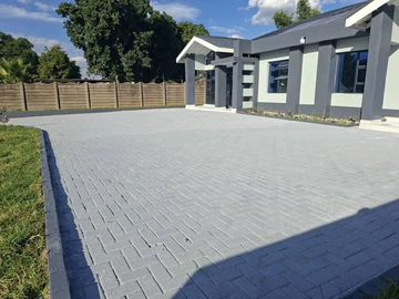 4 Bedroom Flat & Apartment
