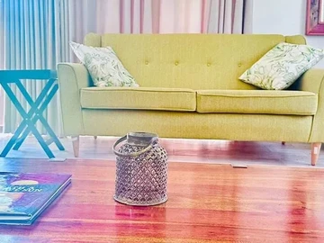 2 Bedroom Flat & Apartment