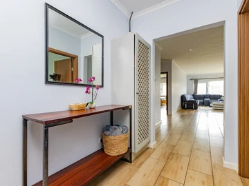 2 Bedroom Flat & Apartment