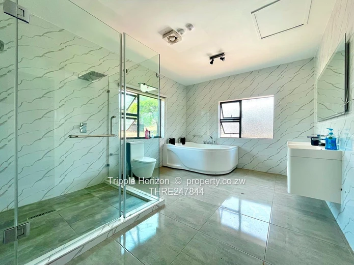 Spacious 6-Bed Family Home with Modern Kitchen & Borehole in Gletwin Park