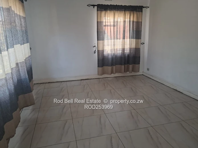 Large 3-bedroom flat located in the Avenues