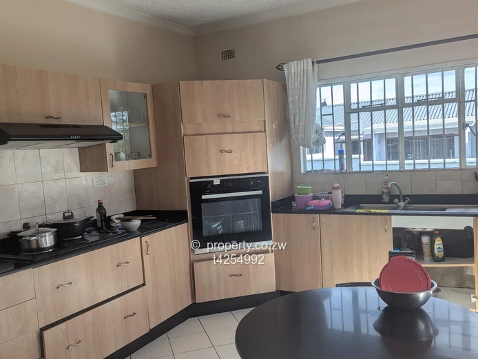 Greystone Park neat 6 bedroomed house to Rent 