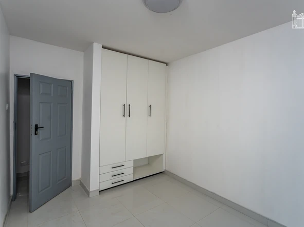 4 Bedroom Flat & Apartment
