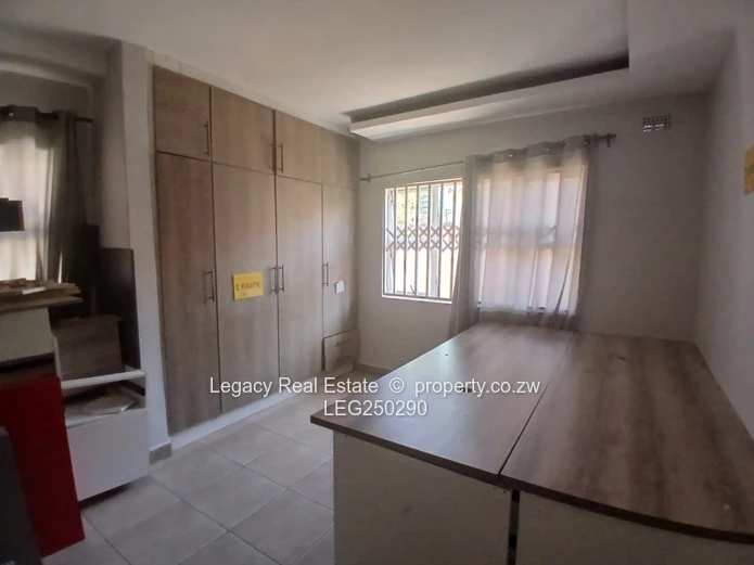Madokero 3-Bed Brick Home - Borehole & Bright Lounge