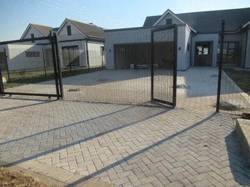 4 Bedroom Flat & Apartment
