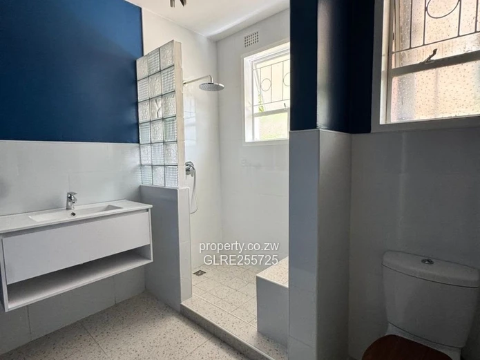 Red-Brick 2-Bed Avondale Flat — Garden & Covered Parking