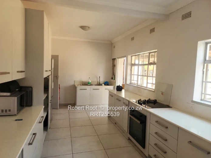 4 Neat Bedroom House with a Swimming Pool for Rent in Sentosa