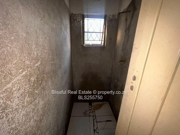 4 bedroom house for sale in Chitungwiza unit k-DEEDS, Nostro Accepted