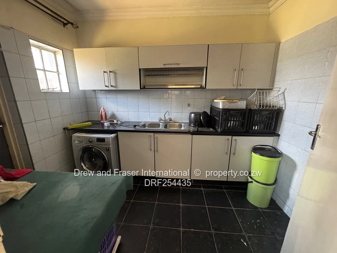 Glen Lorne: 5-Bed Family Home with Pool & Large Grounds