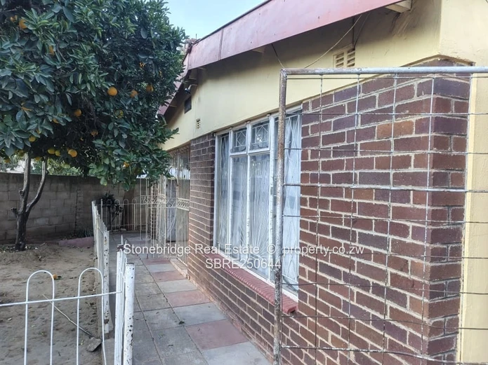 3 Bedroom House in Lobengula West For Rental
