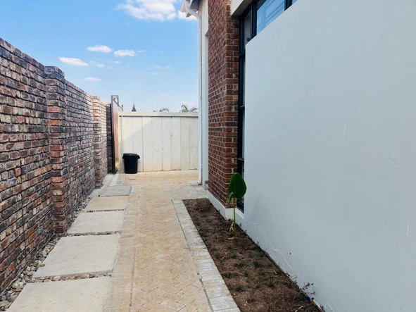 6 Bedroom Flat & Apartment