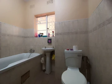 2 Bedroom Flat & Apartment