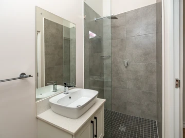 3 Bedroom Flat & Apartment