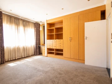 3 Bedroom Flat & Apartment