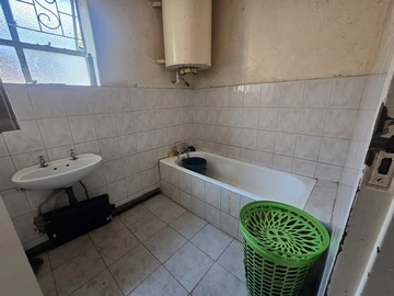 2 Bedroom Flat & Apartment